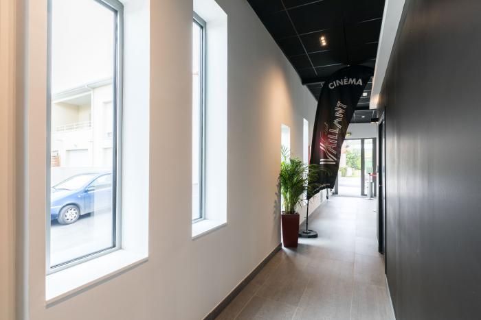 Hall d'accueil du cinéma à Vertou Arcadial Production charpentier fabricant de bâtiments ossature bois