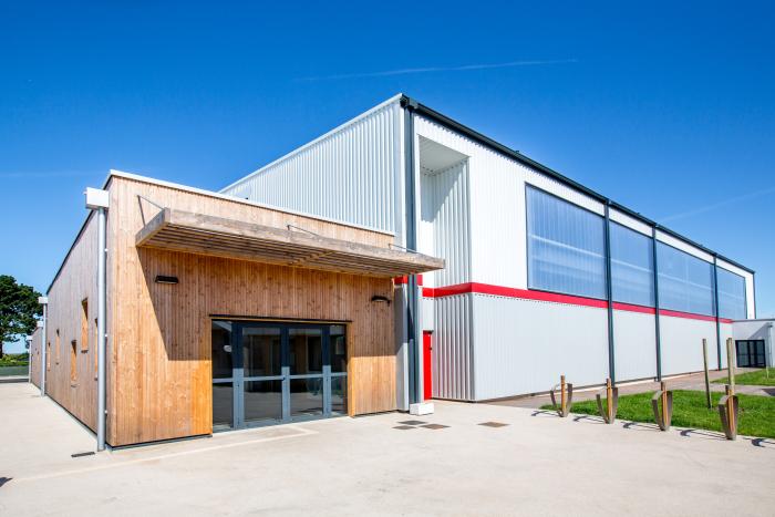 Salle de sports à La Chaize Giraud Arcadial Production charpentier fabricant de bâtiments ossature bois